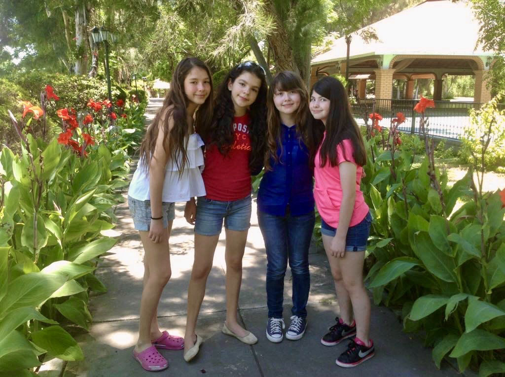Visitantes paseando por los jardines de Paraíso Aventura