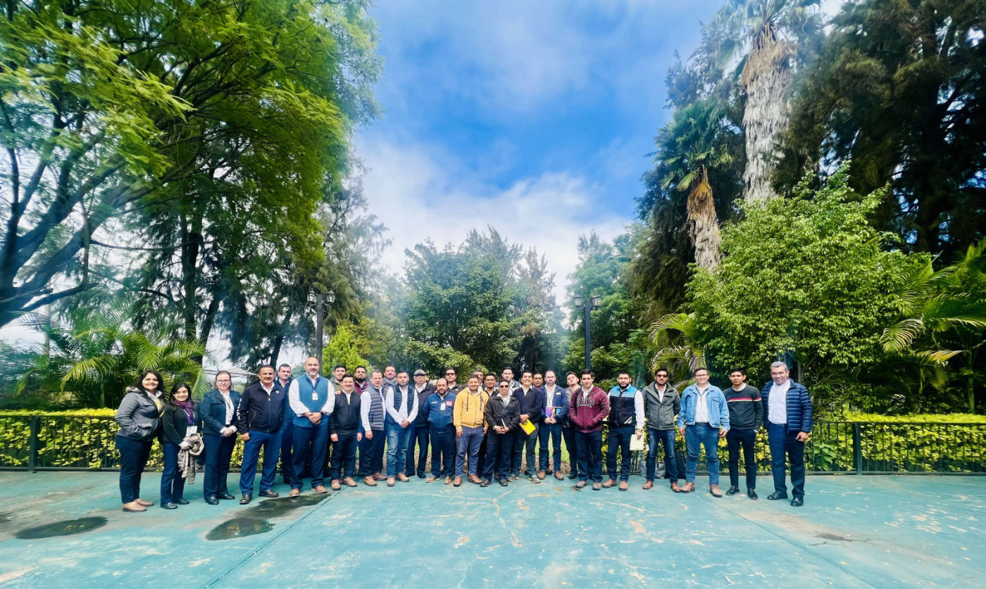 Grupo de trabajo en una convivencia empresarial al aire libre