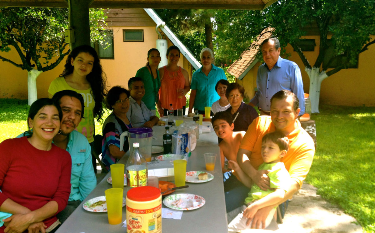 Convivencia familiar en mesas al aire libre