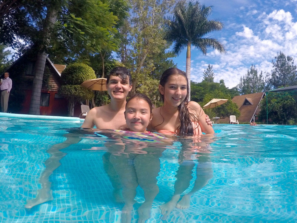 Familia disfrutando la alberca