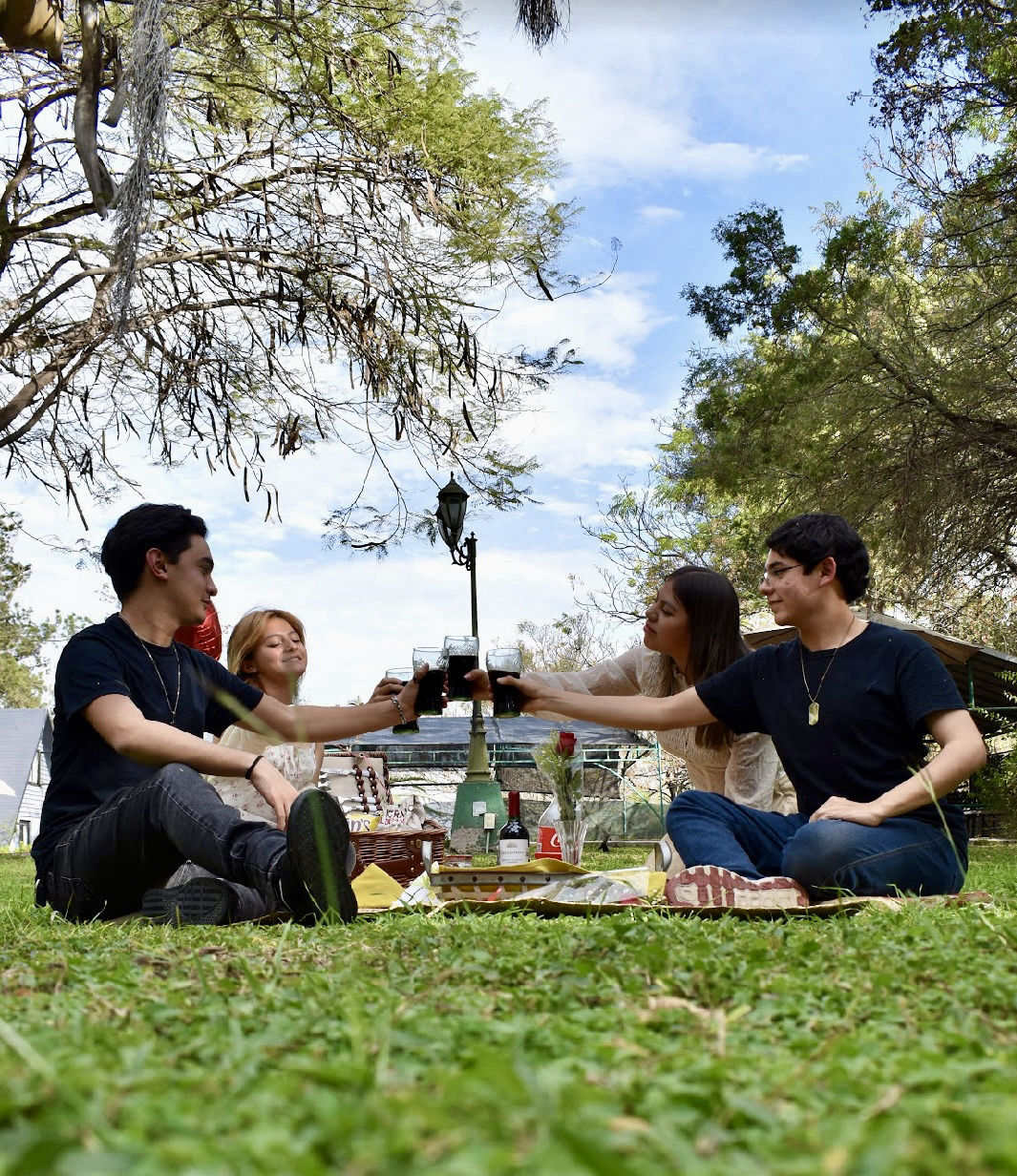 Convivencia familiar en los jardines de Paraíso Aventura